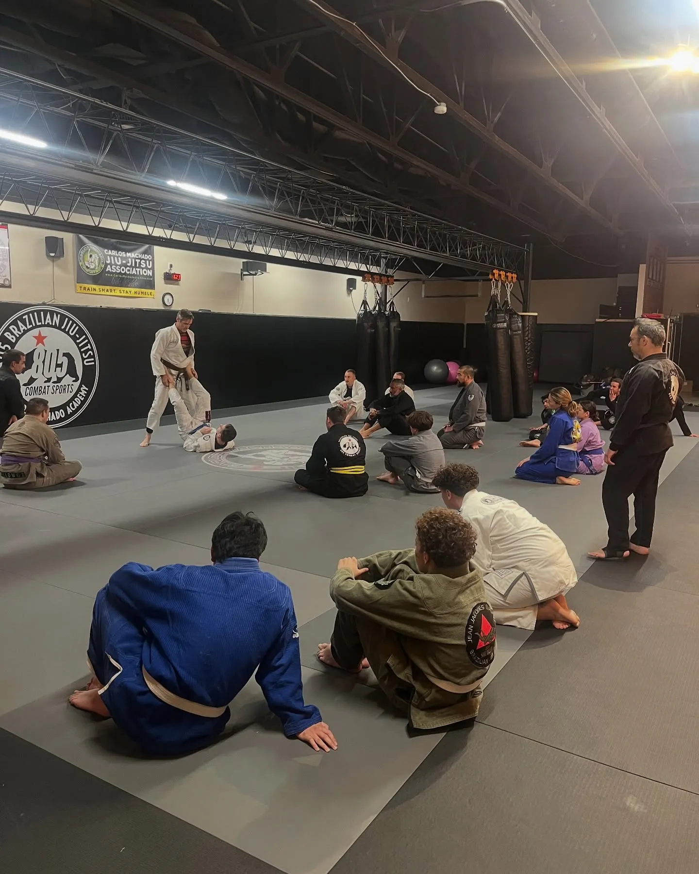 A class training on the mat at 805 Combat Sports in Simi Valley
