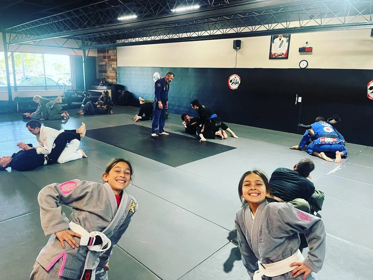 A welcoming class on the mat at 805 Combat Sports in Simi Valley